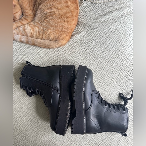 Steve Madden Bettyy Black Combat Boots Size 9 Womens - Picture 3 of 5